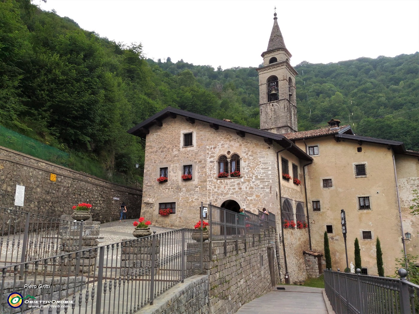 01 Santuario della Madonna del Perello (912 m).jpg